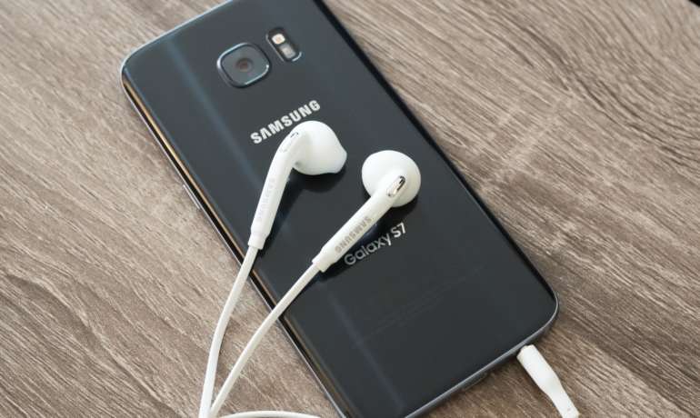 Τα ακουστικά του Samsung Galaxy τηλεφώνου μου χάλασαν. Τώρα τι κάνω;