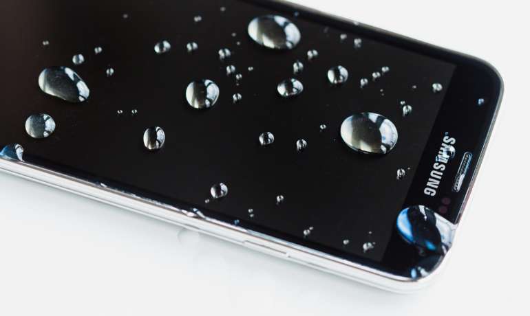 Μου έπεσε νερό στο Samsung Galaxy μου; Είναι πια άχρηστο?